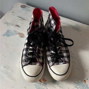 Cute and trendy Hi top plaid converse size 9